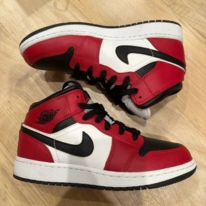 Jordan 1 Mid Chicago Black Toe GS